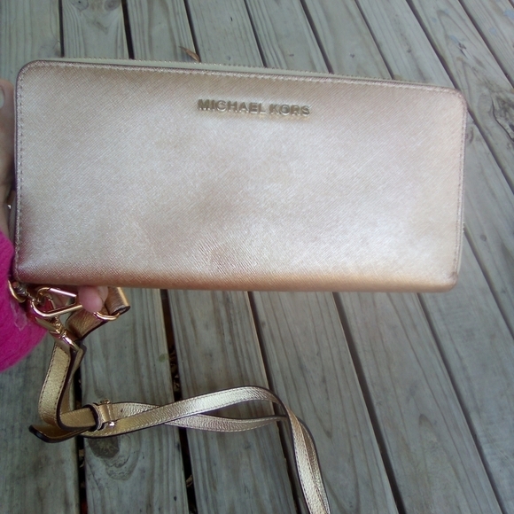 Michael Kors Metallic Rose Gold Cross Body Zip Around Wallet Purse - Picture 3 of 14